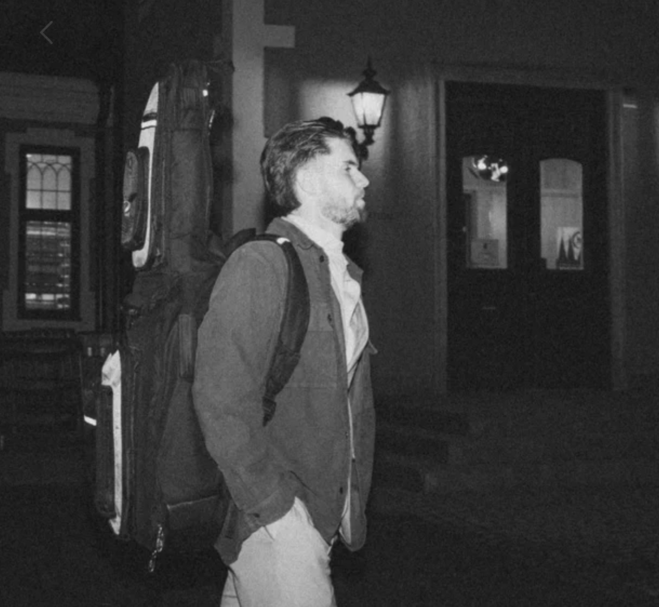 colin går på gatan